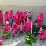 Kelompok Bermain Aisyiyah 4 Kota Blitar Bersih-Bersih Sekolah