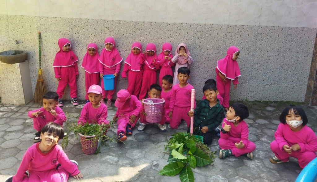 Kelompok Bermain Aisyiyah 4 Kota Blitar Bersih-Bersih Sekolah