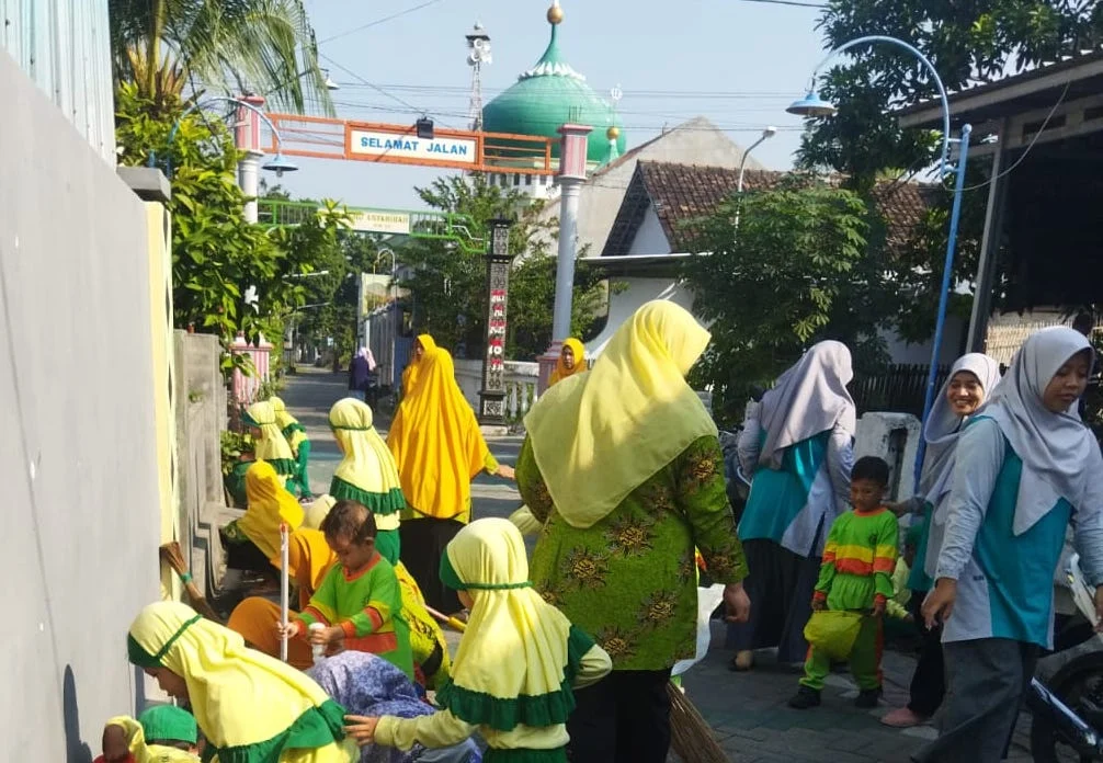 PAUD Aisyiyah Melirang Aksi Bersih-Bersih Lingkungan Sekolah