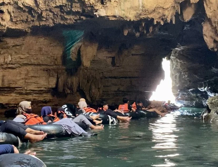 Siswa Smala Dukun Menikmati Sensasi Cave Tubing Gua Pindul