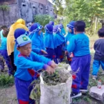 TK Aisyiyah VI Kota Probolinggo Giat Bersih Lingkungan