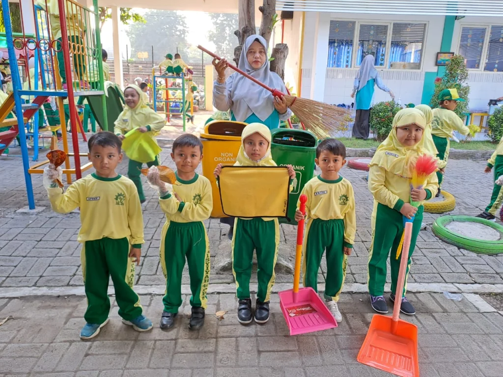 Komite Sekolah TK Aisyiyah 40 PPS Dukung Aksi Serentak Bersihkan Lingkungan 