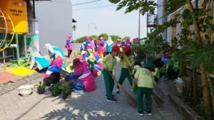 Semarakkan Milad Ke-107 Aisyiyah, KB-TK Aisyiyah 45 Bambe Bersihkan Lingkungan 
