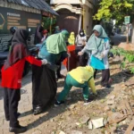 Anggota PCA dan Wali Murid TK Aisyiyah 1 Gresik Ikut Membersihkan Sekolah