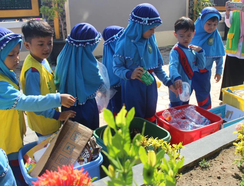 Gerakan Budaya Hidup Sehat dan Bersih Sampah di TK Aisyiyah I Probolinggo