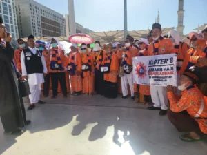 Di Masjid Nabawi Tidak Boleh Ada Identitas Apapun yang Dikibarkan