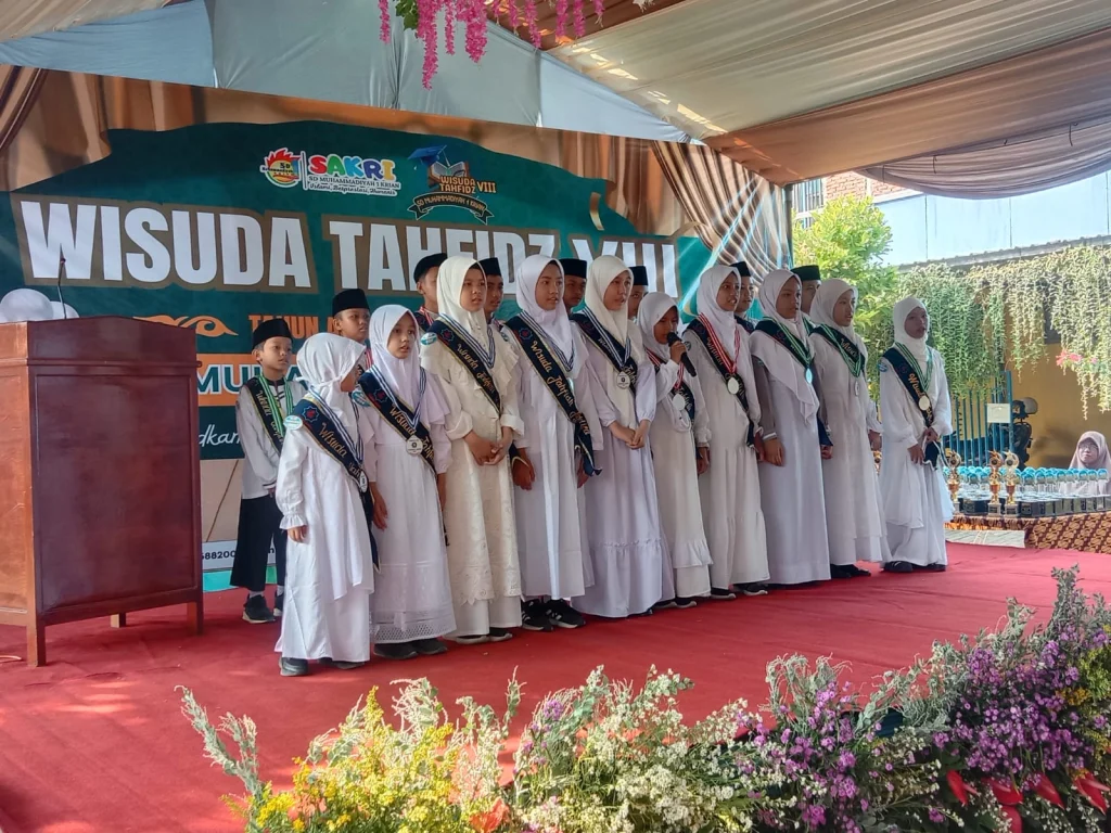 Wisuda Tahfidh SD Sakri, Kepala Sekolah dan Orang Tua Bangga  