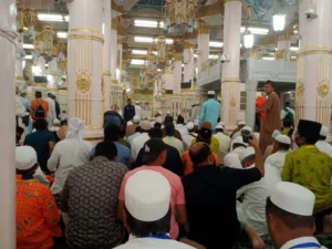 Menangis dan Memanjatkan Titipan Doa Tetangga di Raudhah