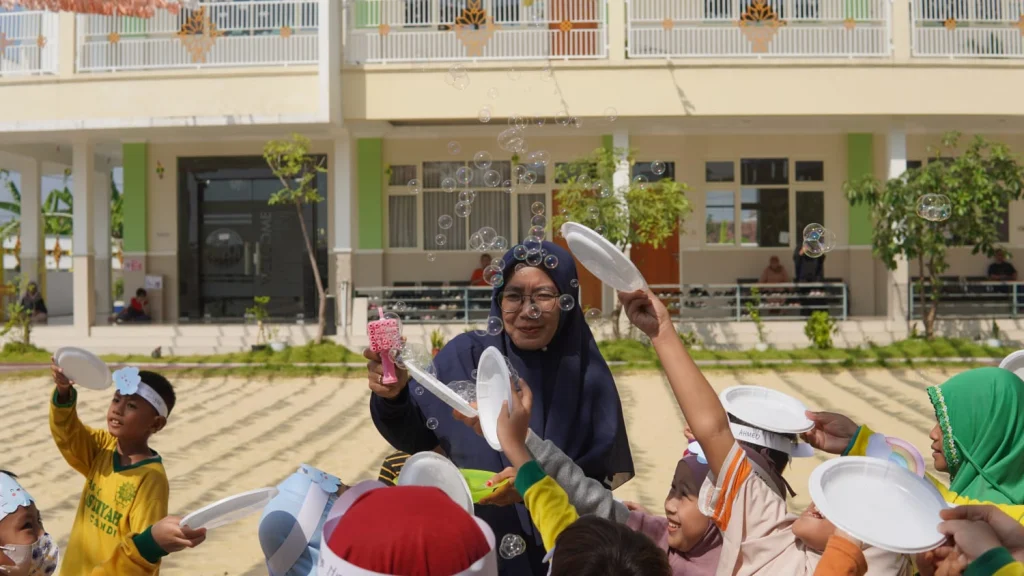 Trial Class Session SD Mica Seru, Ada Eksperimen Warna dan Bermain Gelembung