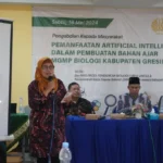 Dosen Unesa Bacakan Puisi Karya ChatGPT saat Workshop Guru Biologi di Smamsatu