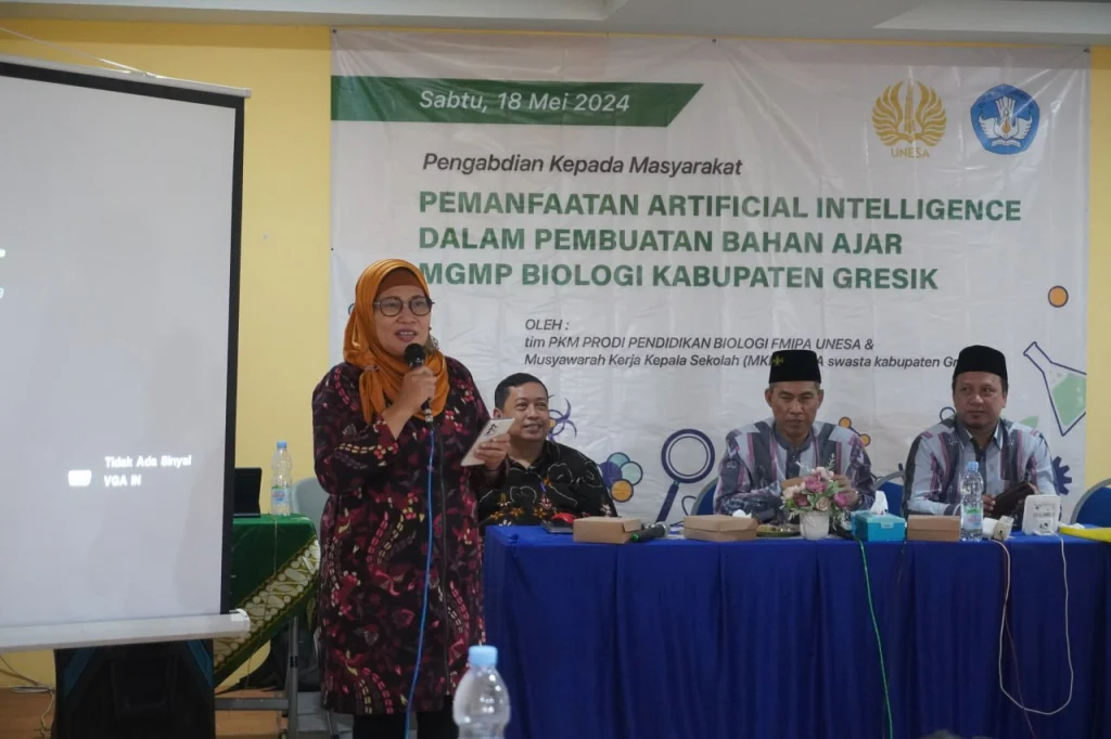 Dosen Unesa Bacakan Puisi Karya ChatGPT saat Workshop Guru Biologi di Smamsatu