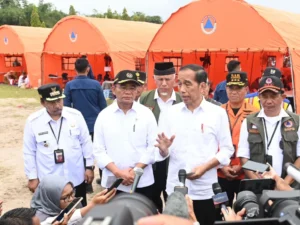 Dampingi Presiden Tinjau Bencana, Menko PMK: Jangan Ambil Risiko Tinggal di Zona Merah