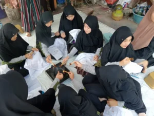 Siswa SMP MBS Al-Amin Putri Bojonegoro Belajar Membatik