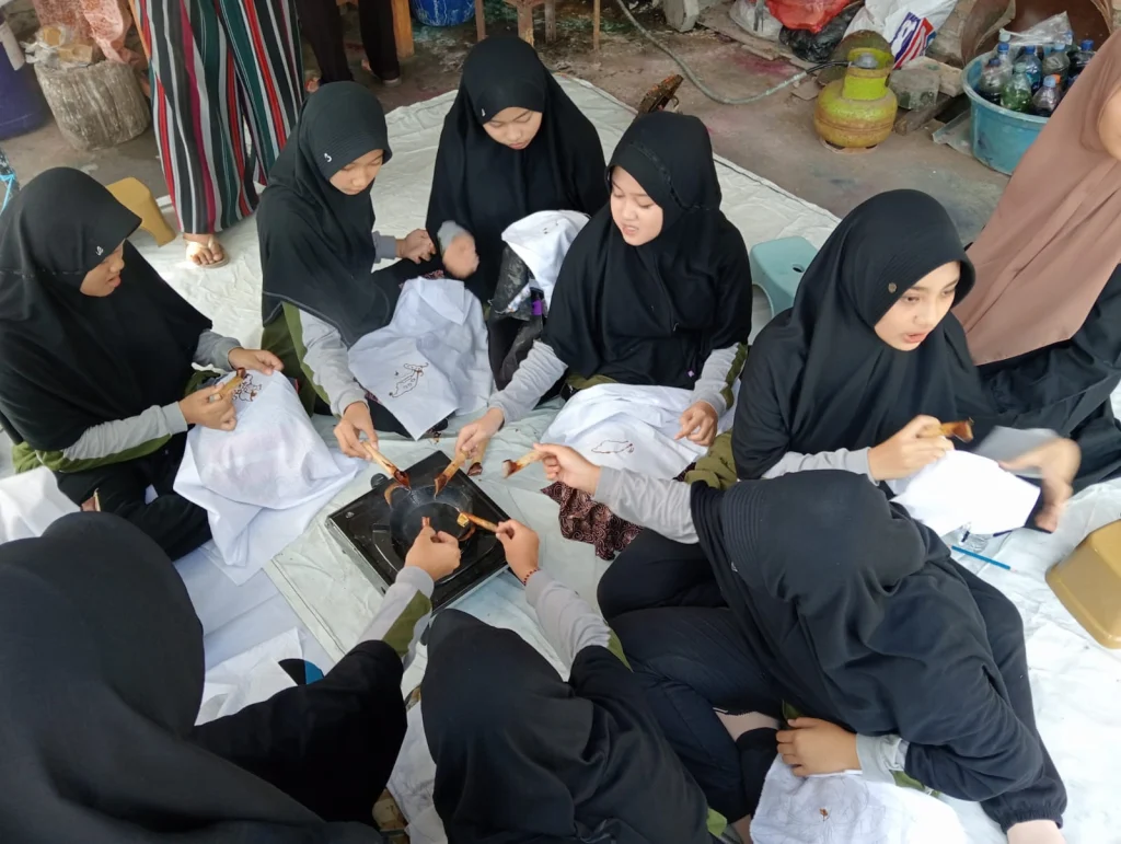 Siswa SMP MBS Al-Amin Putri Bojonegoro Belajar Membatik