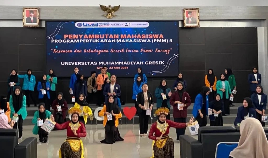 Tari Damar Kurung dan Pelukis dangan Kaki Semarakan Penerimaan PMM UMG