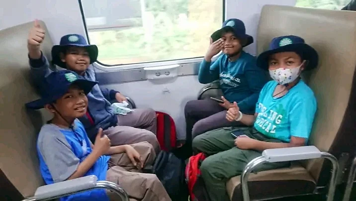 Naik Kereta Api ke Surabaya, Pengalaman Berkesan Murid SD Muhtar 