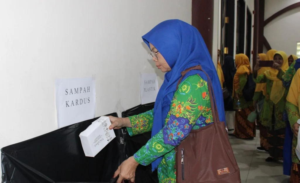 Aisyiyah Praktikkan Cara Membuang dan Memilah Sampah
