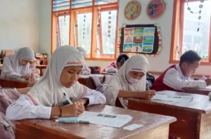 Murid SD Muhtar Mengikuti Sumatif Akhir Semester