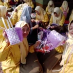 Fokus Menganyam Tas, Santriwati MBS Madinatul Ilmi Smamsatu Enggan Pulang