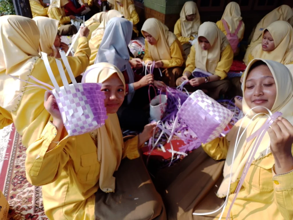 Fokus Menganyam Tas, Santriwati MBS Madinatul Ilmi Smamsatu Enggan Pulang