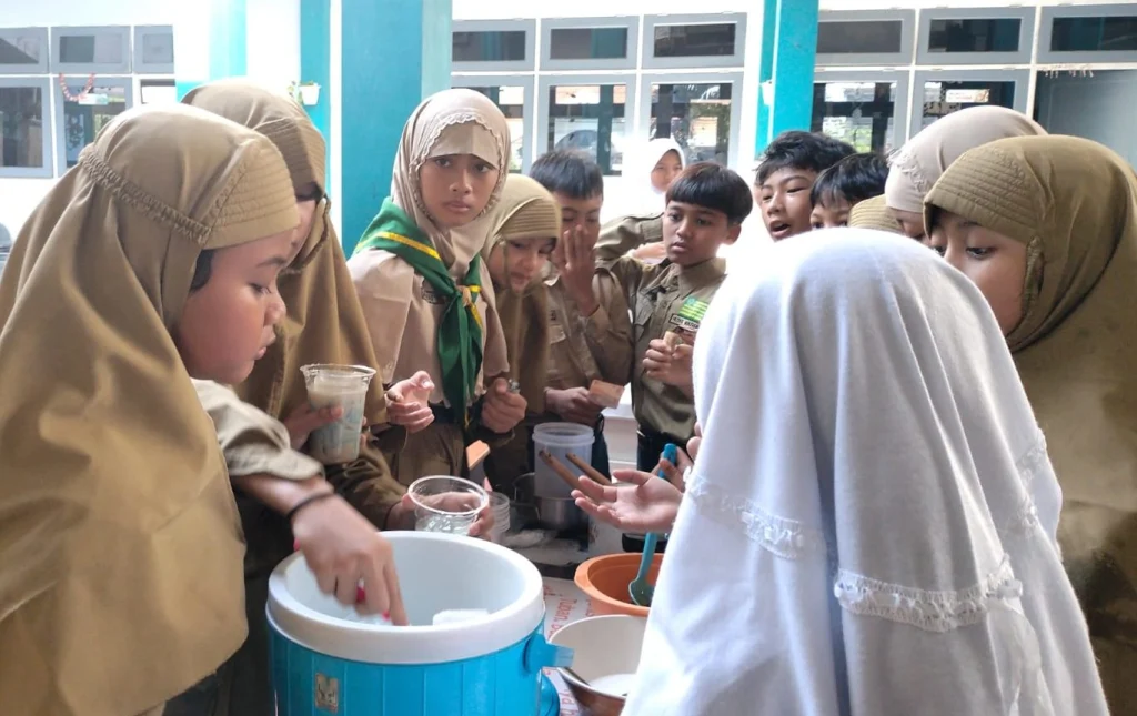 Es Cendol Bunga Telang Laris Manis di SD Ini