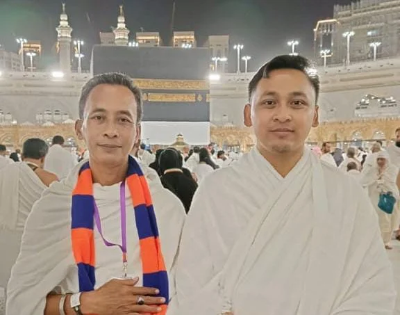 Kakak dan Adik Ini Berangkat Haji dengan Caranya Allah SWT