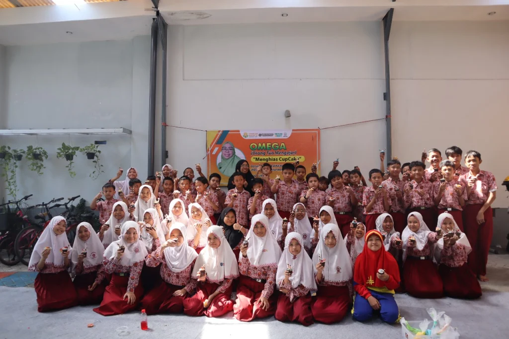 Siswa SD Muhammadiyah 7 Jagir Belajar Menghias Cupcake Melalui Program Omega