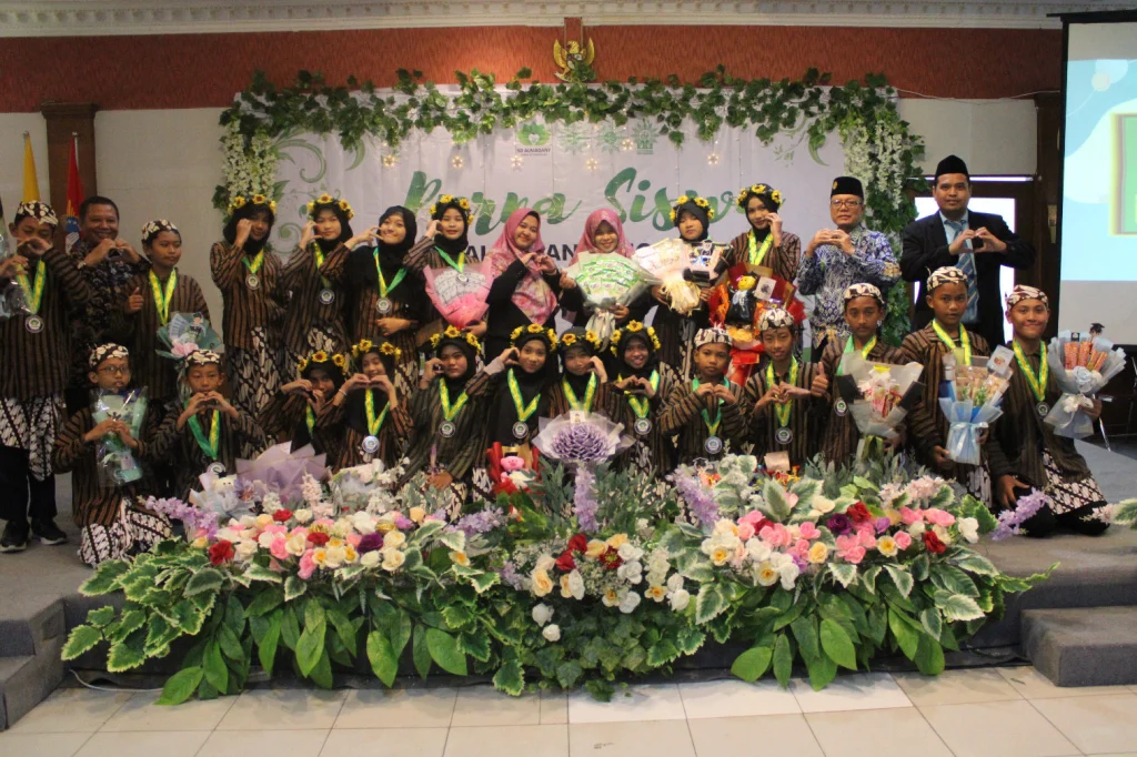 Purna Siswa SD Almadany Angkatan Pertama Penuh Suasana Haru