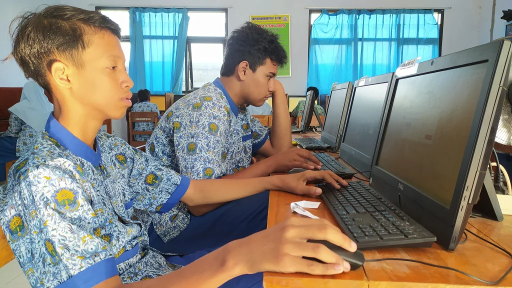 Momen Penuh Haru di Hari Terakhir Ujian Sumatif SMP Muhammadiyah 1 Blitar