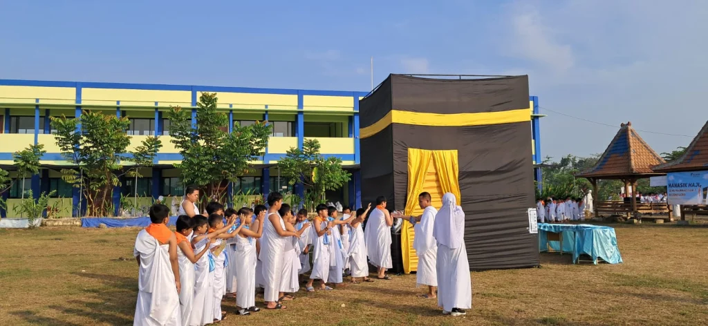 Melalui Manasik Haji, SD Mudabo Kenalkan Rukun Haji
