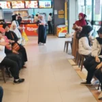 Serunya Tukar Kado setelah Nonton Bareng Film Drama
