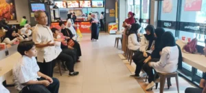 Serunya Tukar Kado setelah Nonton Bareng Film Drama