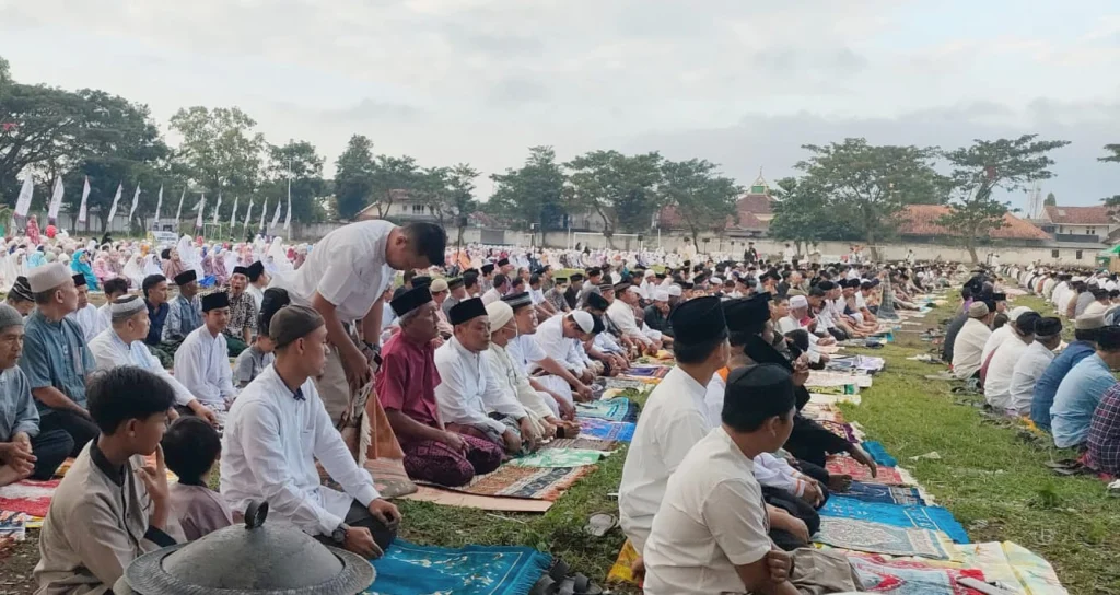 Ribuan Jamaah Ikuti Shalat Idul Adha 1445 di RTH Maron Genteng