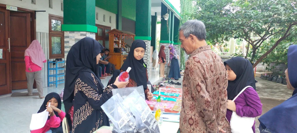 PRM Kedanyang Tilik Siswa SD Almadany pada Gelar Karya P5