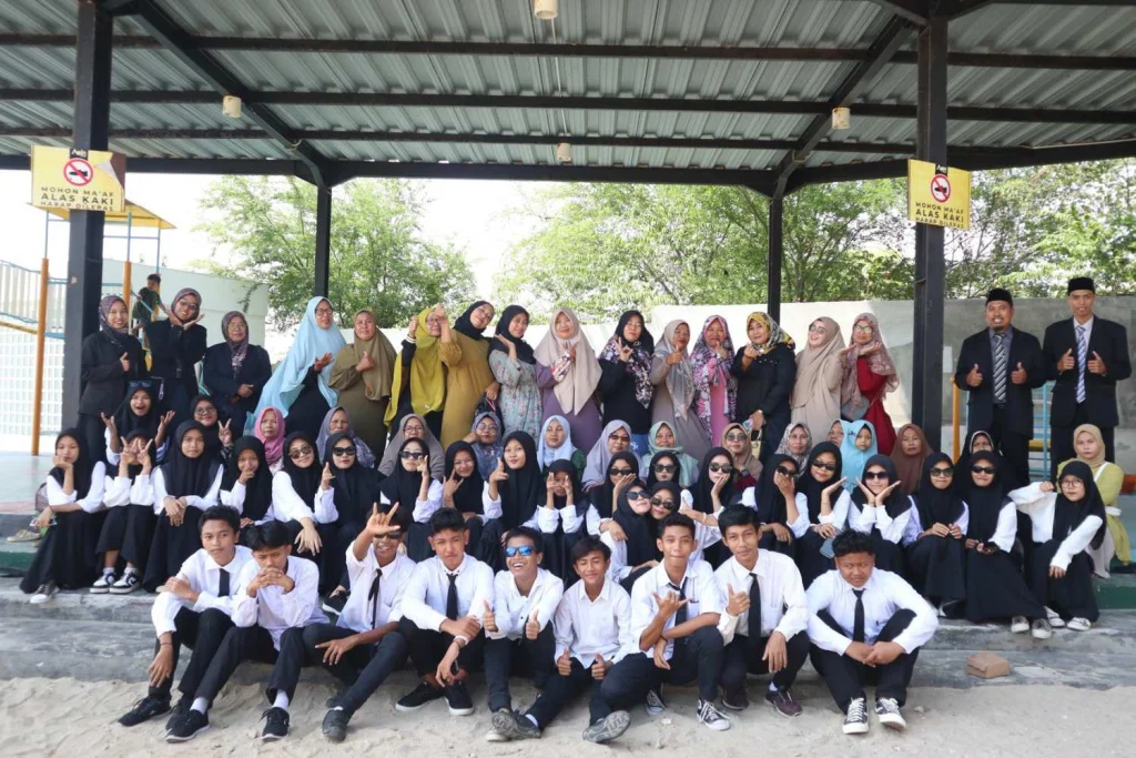 MTs Mutif Brondong Sukses Gelar Kelulusan dengan Khidmat