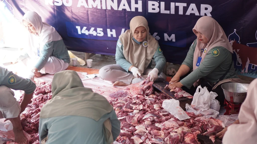Wujud Kebermanfaatan, RSU Aminah Blitar Berbagi Daging Kurban