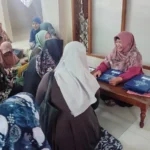 Keakraban Wali Murid dan Guru Mewarnai Pembagian Rapor SD Muhtar