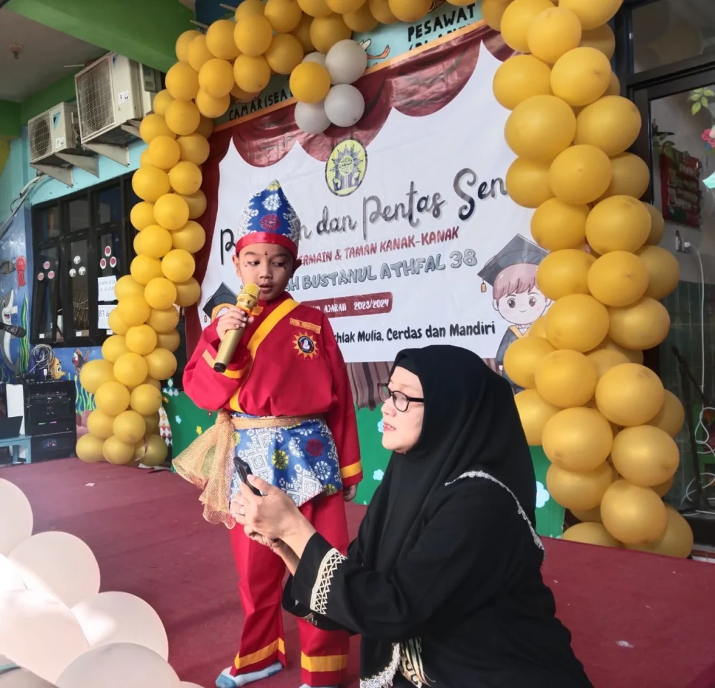 Lupa Lirik Pidato, Bunda Siswa TK ABA 38 Kota Baru Driyorejo Sigap Menghampiri