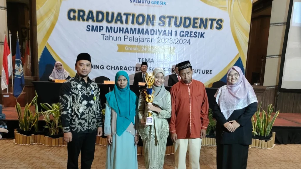 Pimred Buletin Klik Mutu Raih Predikat Pelajar Teladan dan Literation Special Award