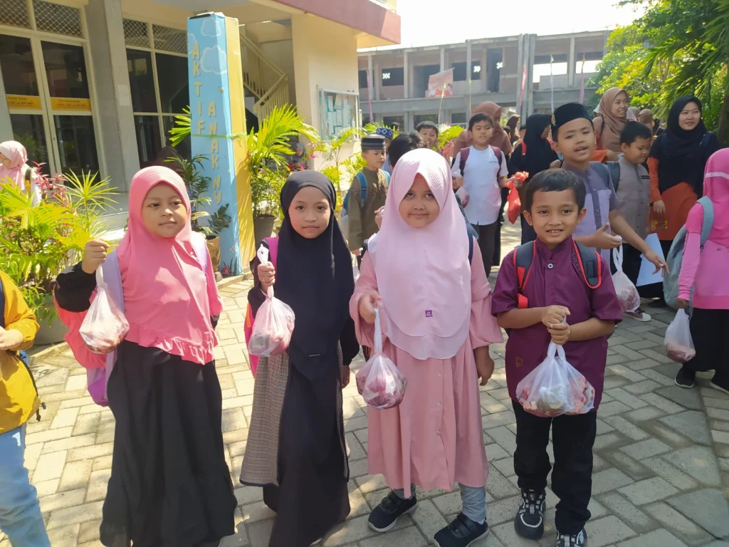 Kurban di SD Muda Tusida Libatkan Berbagai Elemen