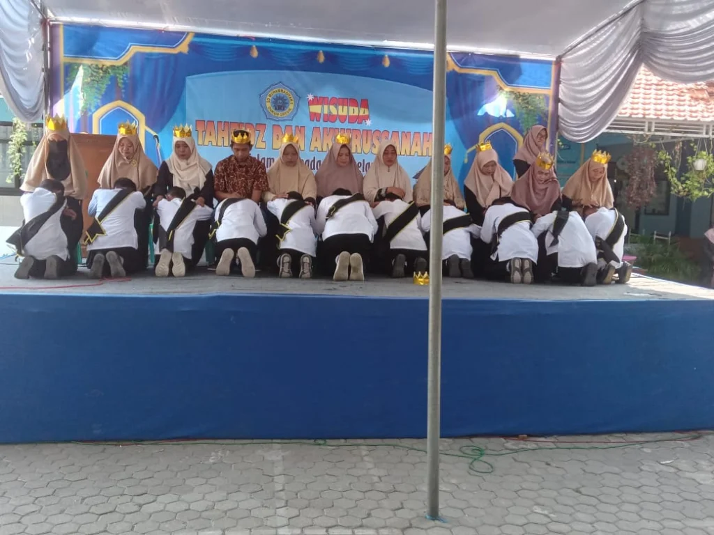 Tangis Haru Wisuda Tahfidz dan Akhirussanah di SD Mutu Tops Dukun