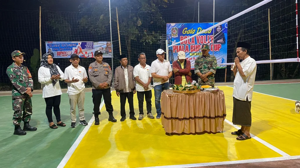 Potong Tumpeng, Camat Genteng Resmikan Pembukaan Gala Desa