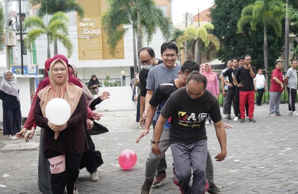 Game Kekompakan Meriahkan Baitul Arqom LPAIK UM Surabaya