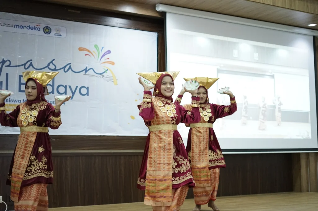 Estetika Nusantara dengan Pecahan Kaca Meriahkan Festival Budaya Pelepasan PMM Umsida