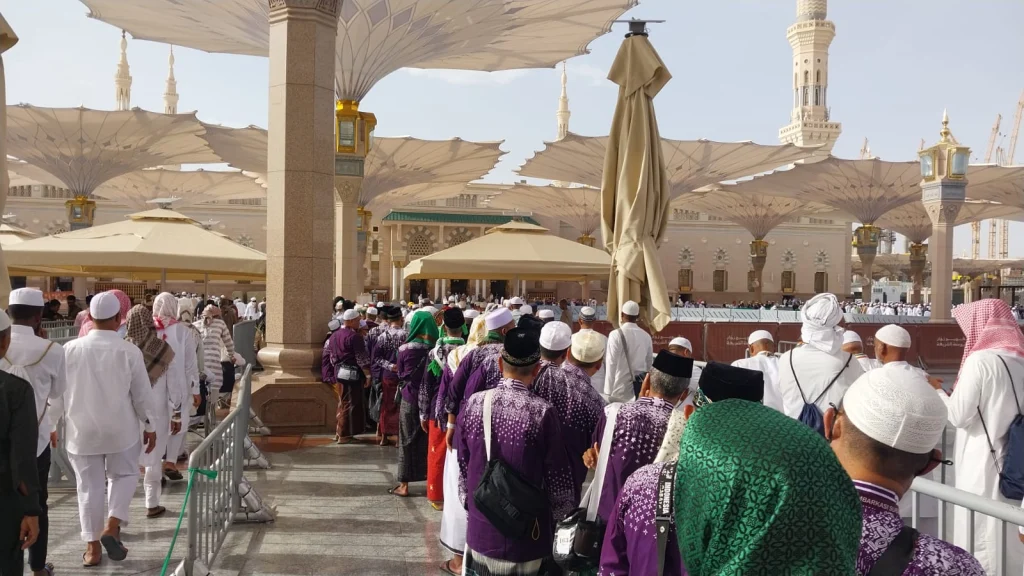 Menikmati Syahdunya Beribadah di Raudhah, Ini Tata Cara Masuknya