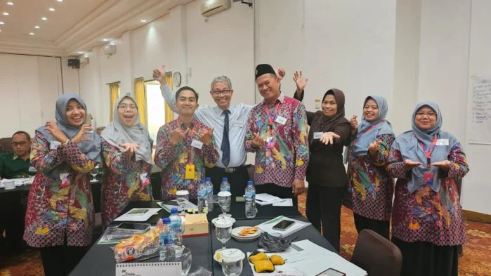 Guru dan Karyawan SDMM Belajar Mengenali Profil Diri Sendiri