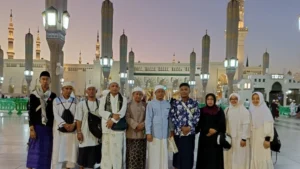 Reuni Dadakan Guru dan Murid SMA Muha di Masjid Nabawi