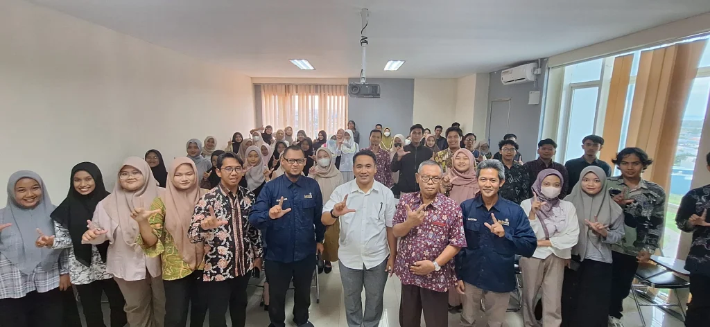 Puluhan Mahasiswa UM Surabaya menerima Beasiswa Lazismu