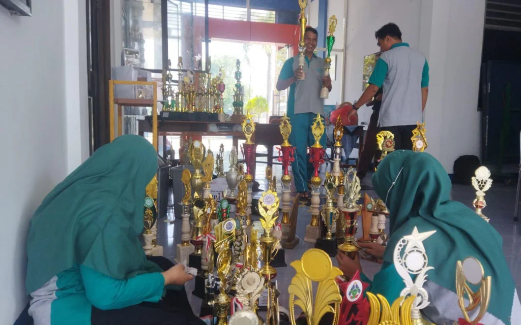 Sambut Pelaksanaan Tahun Ajaran Baru, Smamsi Adakan Kerja Bakti