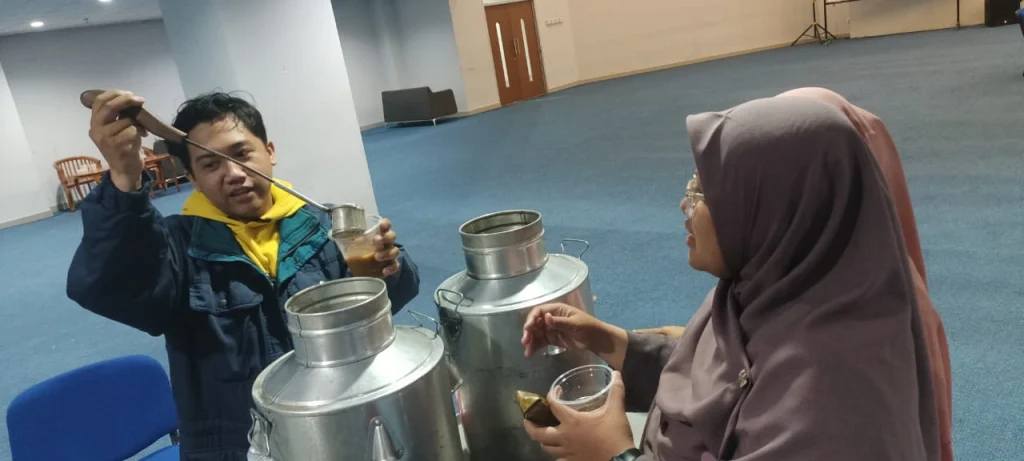 Bajigur dan Jajanan Tradisional Bandung Hangatkan Peserta UKW